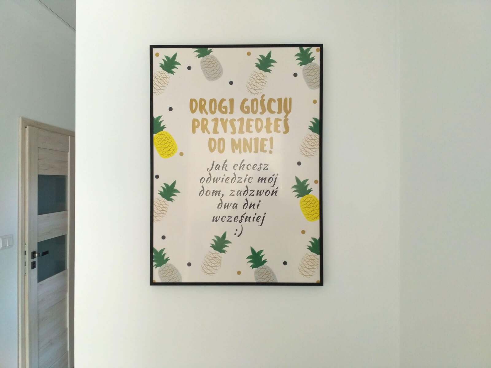 plakat z śmiesznym tekstem i ananasami