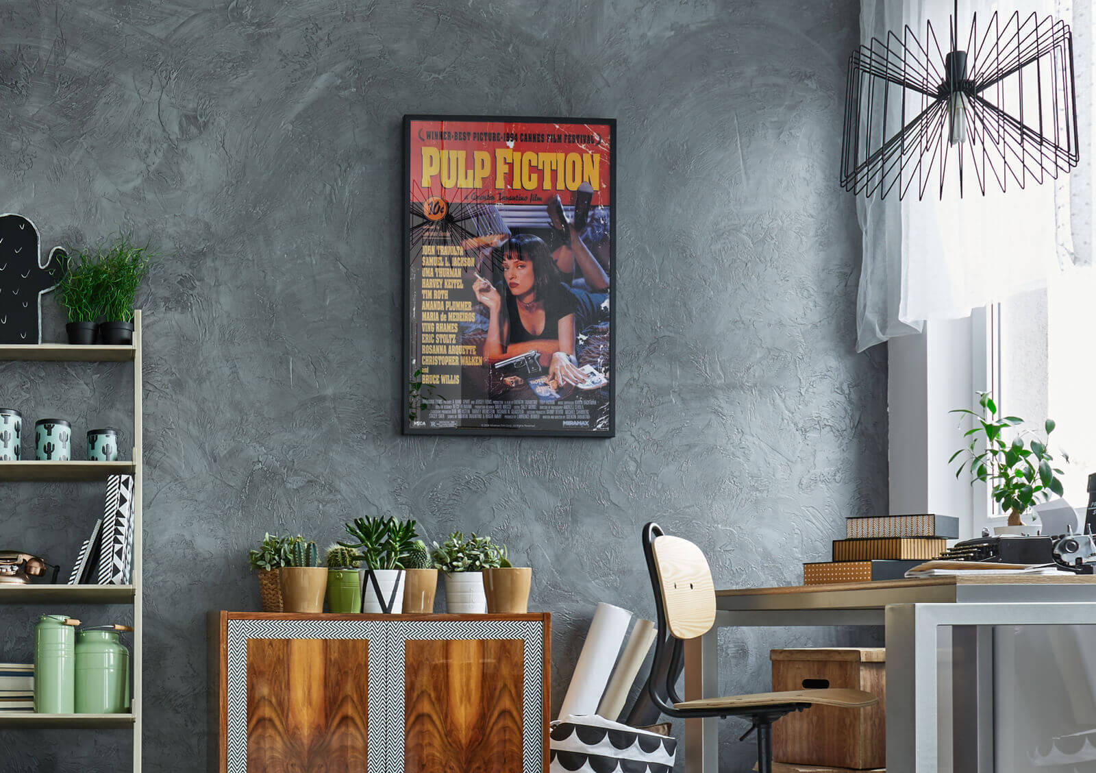 Plakat Pulp Fiction w czarnej ramie drewnianej