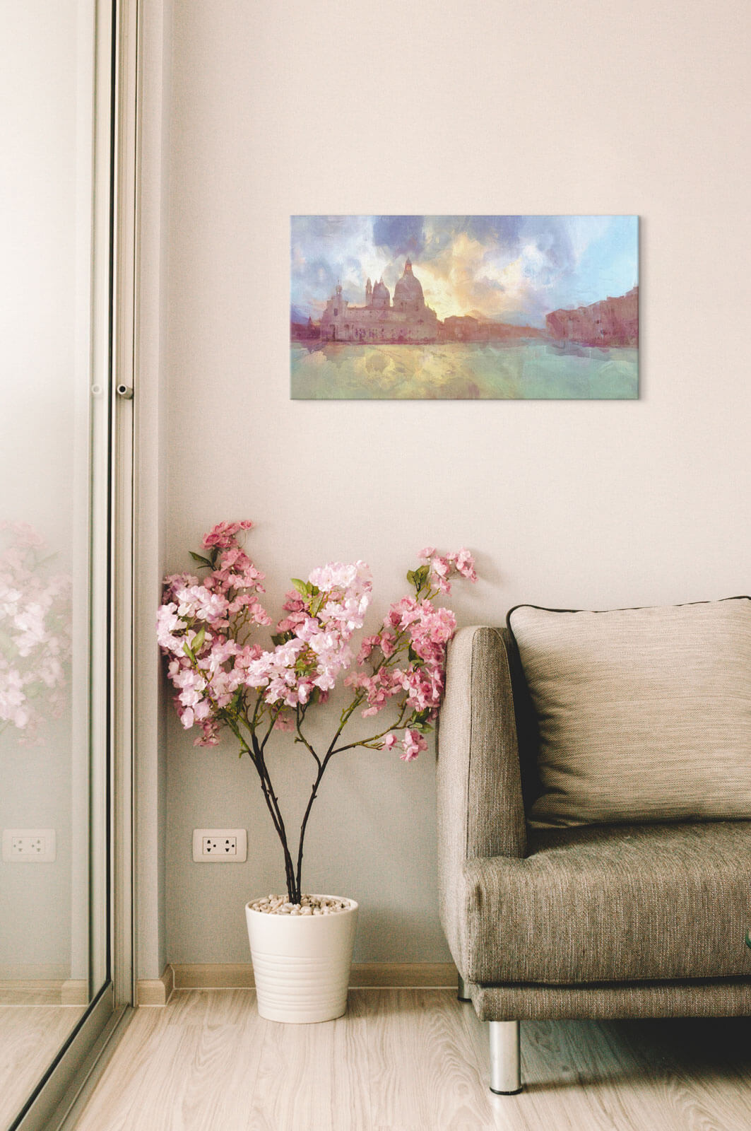 Obraz Wenecji we mgle powieszony w salonie nad różowym kwiatkiem