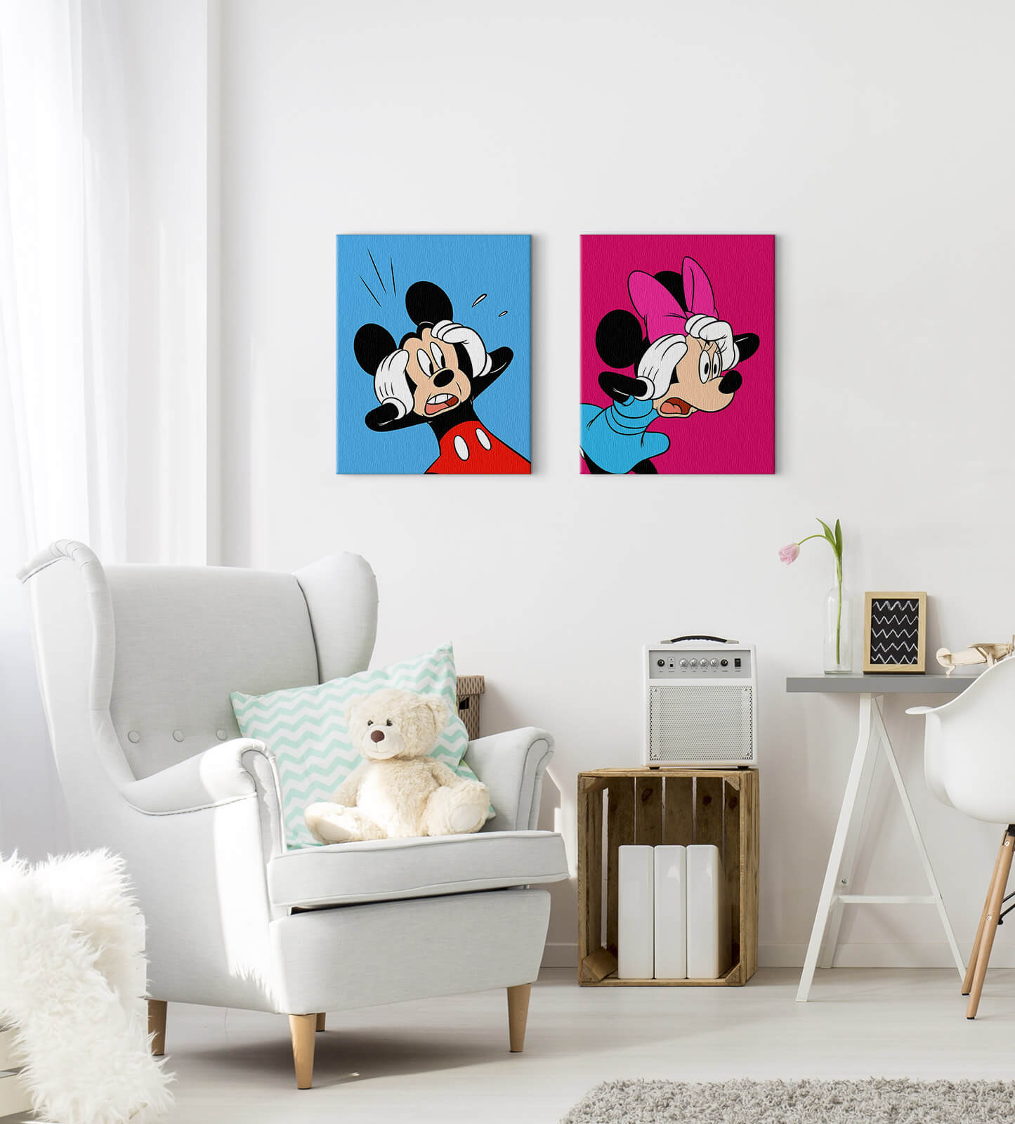 Obrazy z Myszką Mickey i Minnie w pokoju dziecięcym