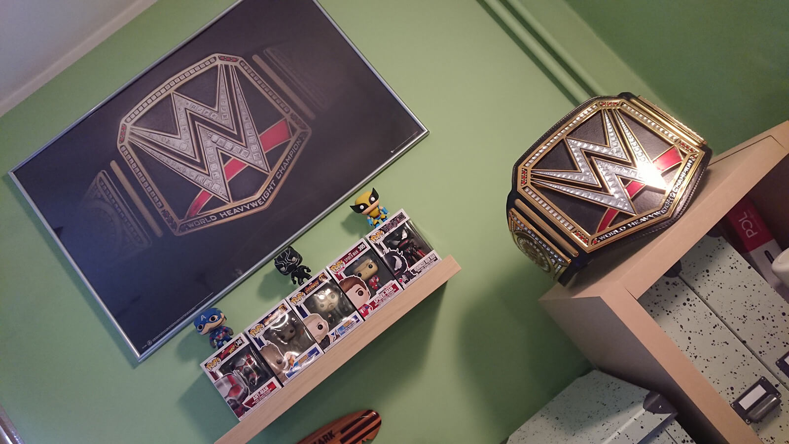 Plakat z logo WWE