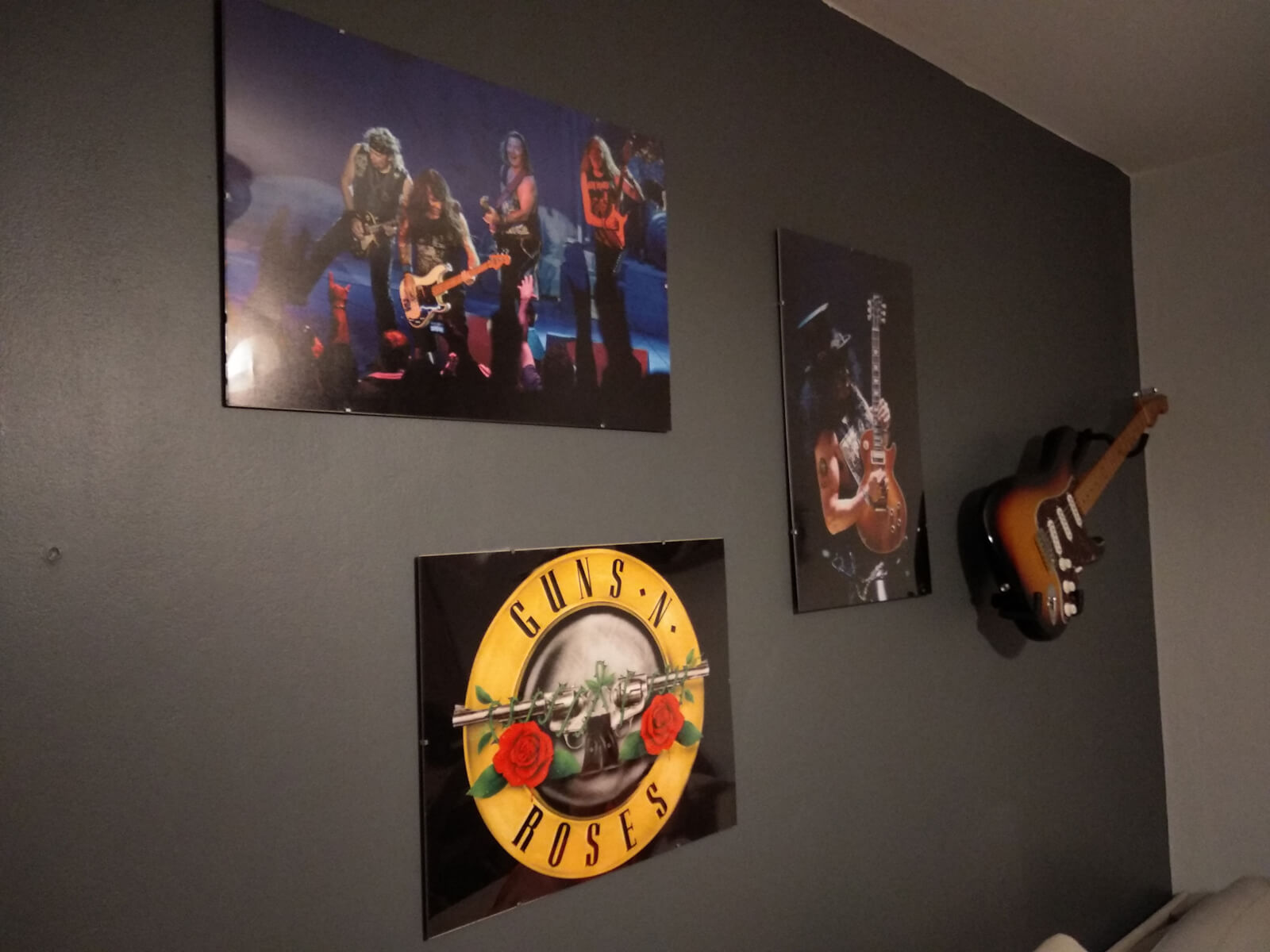 Wydrukowane indywidualnie plakaty z Guns n' Roses i Iron Maiden