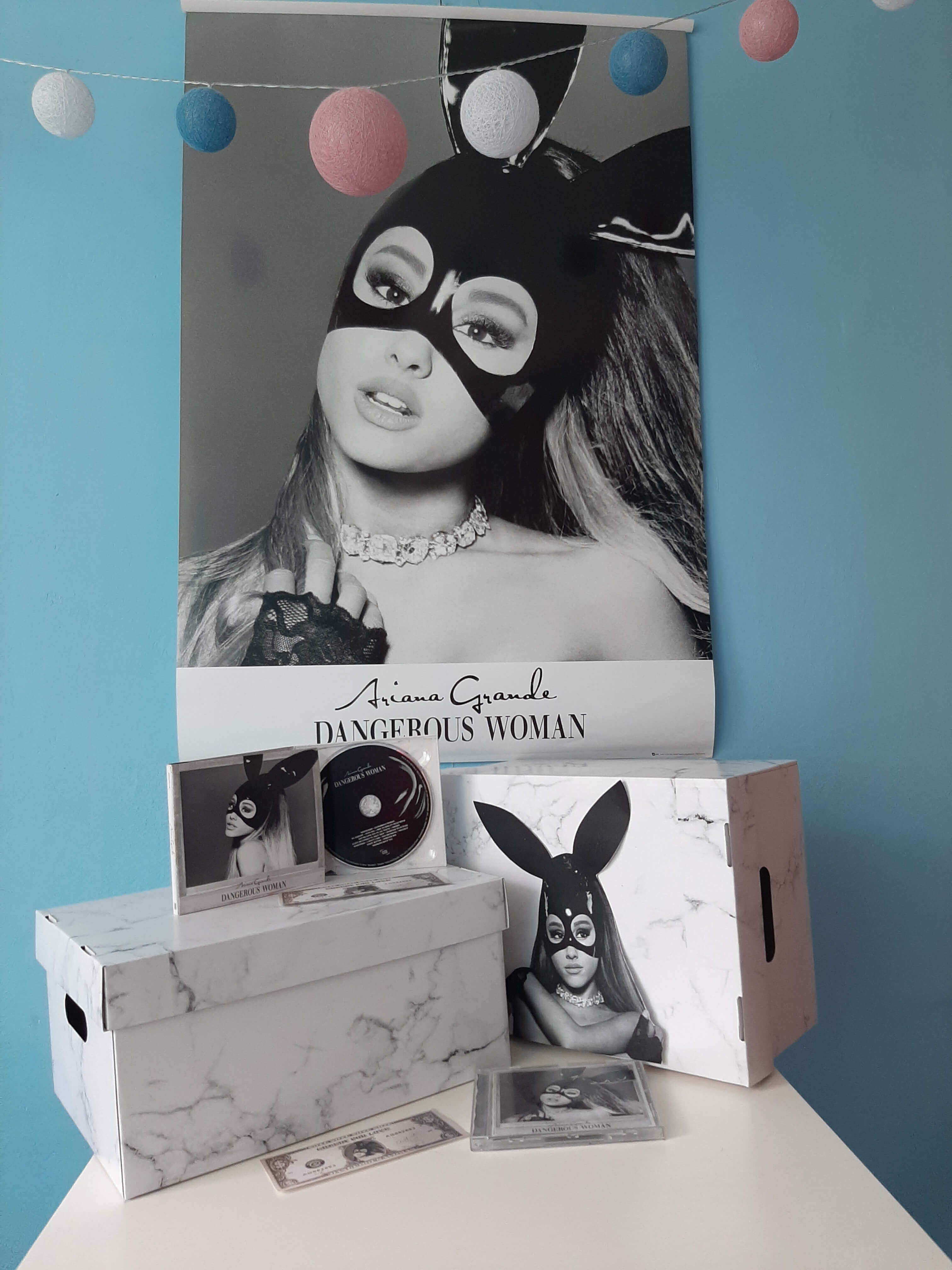Plakat z Arianą Grande