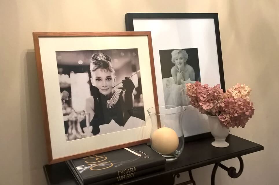 Reprodukcje Marilyn Monroe i Audrey Hepburn oprawione w drewniane ramki
