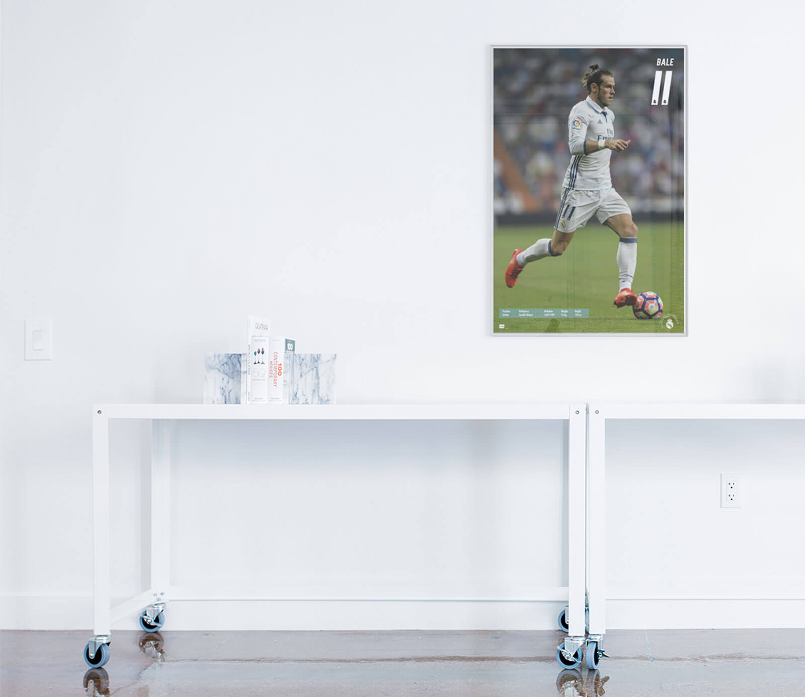 Poster z Gareth'em Bale'em powieszony nad białym stolikiem