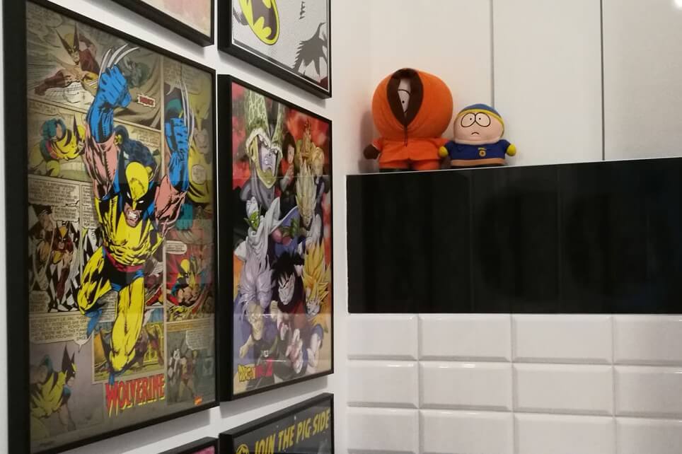 Mozaika z obrazków na ścianie z motywami komiksowymi Marvela i Dragon Ball