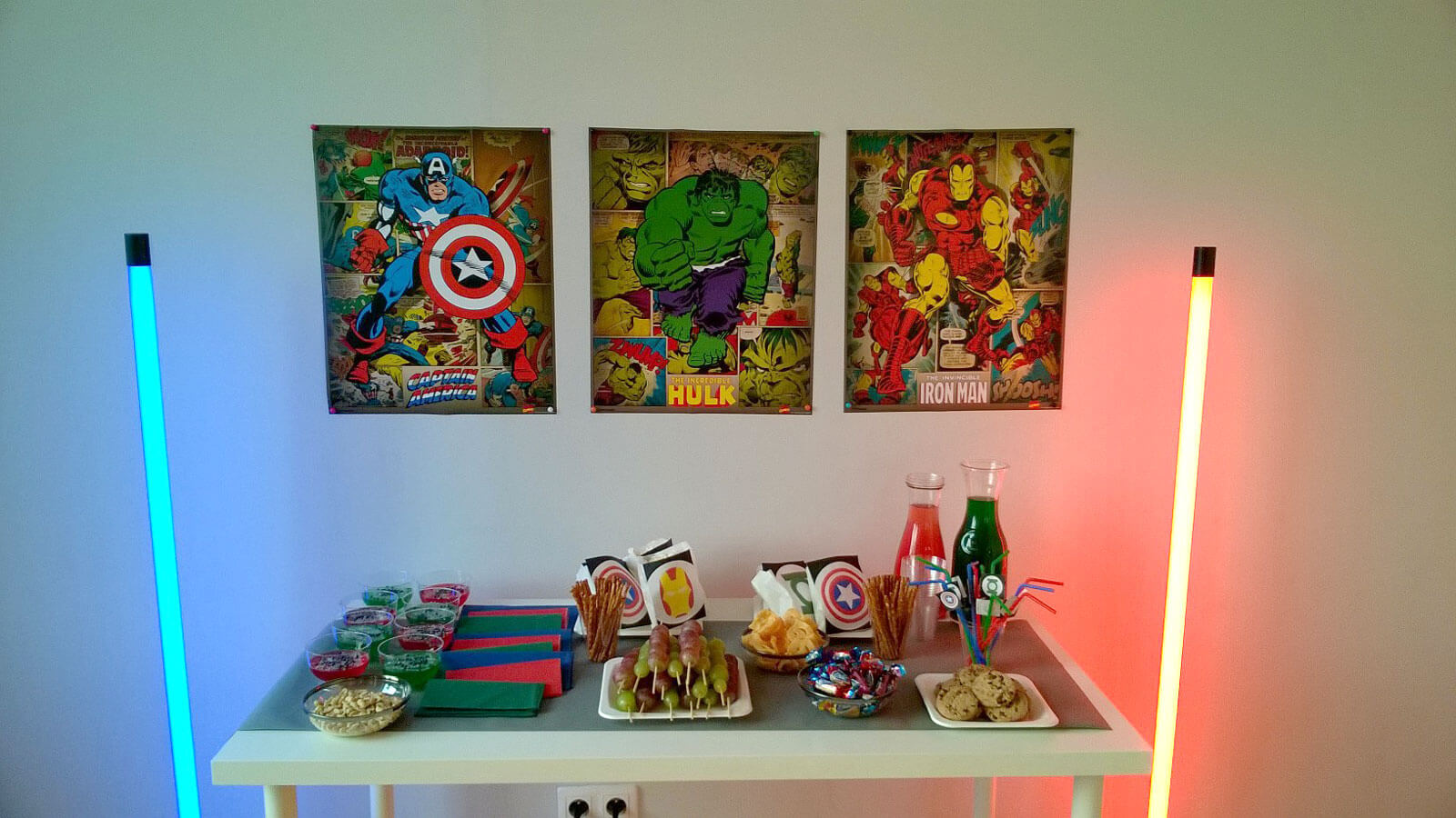 Plakaty z superbohaterami jako dekoracja tematycznej imprezy dla dziecka