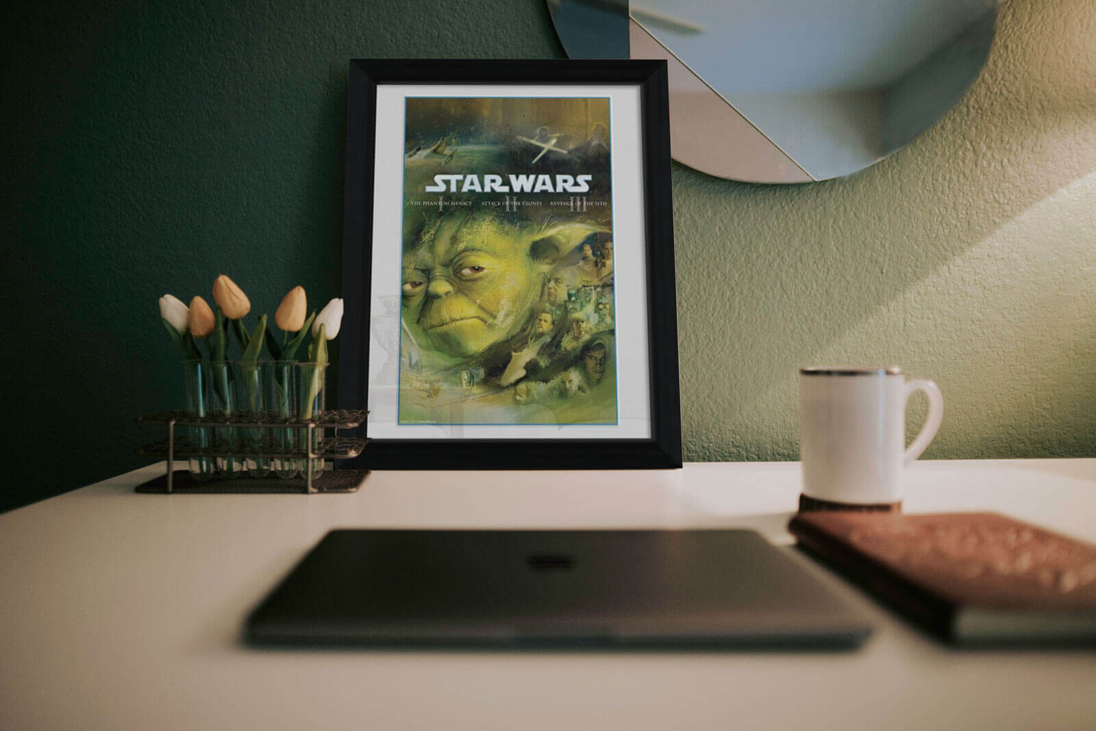 Obraz z mistrzem Yoda z Gwiezdnych Wojen stojący na biurku 