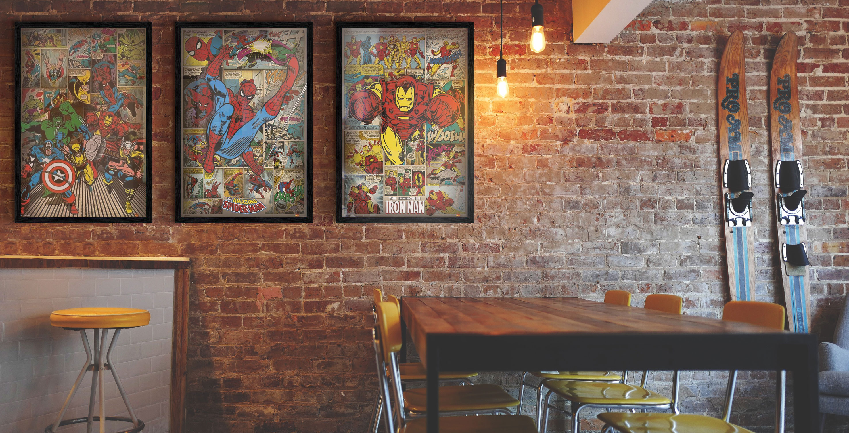 Plakaty komiksowe Marvela na ceglanej ścianie