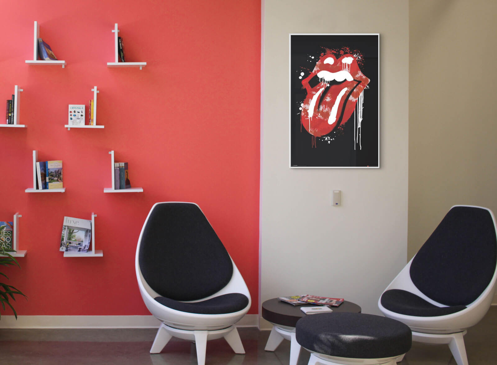 Plakat z logo The Rolling Stones powieszony na ścianie