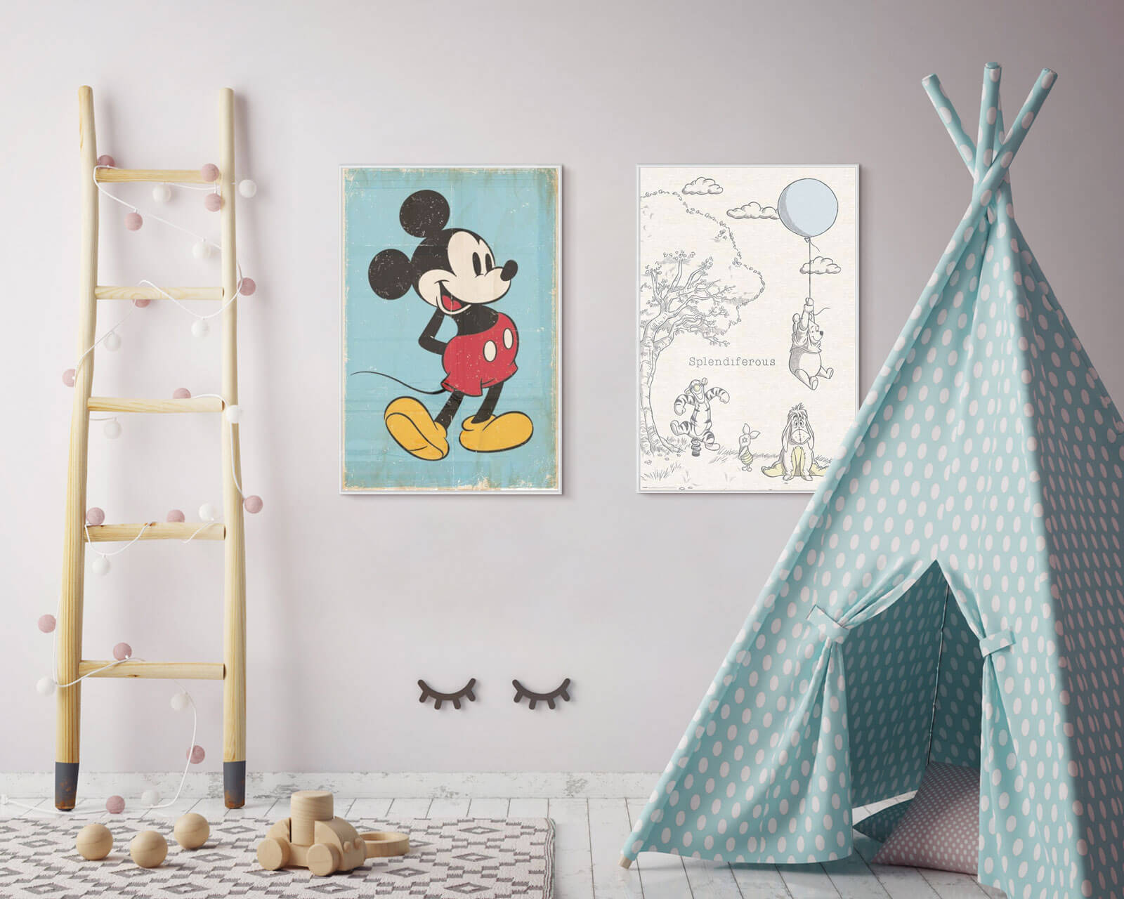 Plakaty powieszone w pokoju dziecięcym z Myszką Miki i Kubusiem Puchatkiem