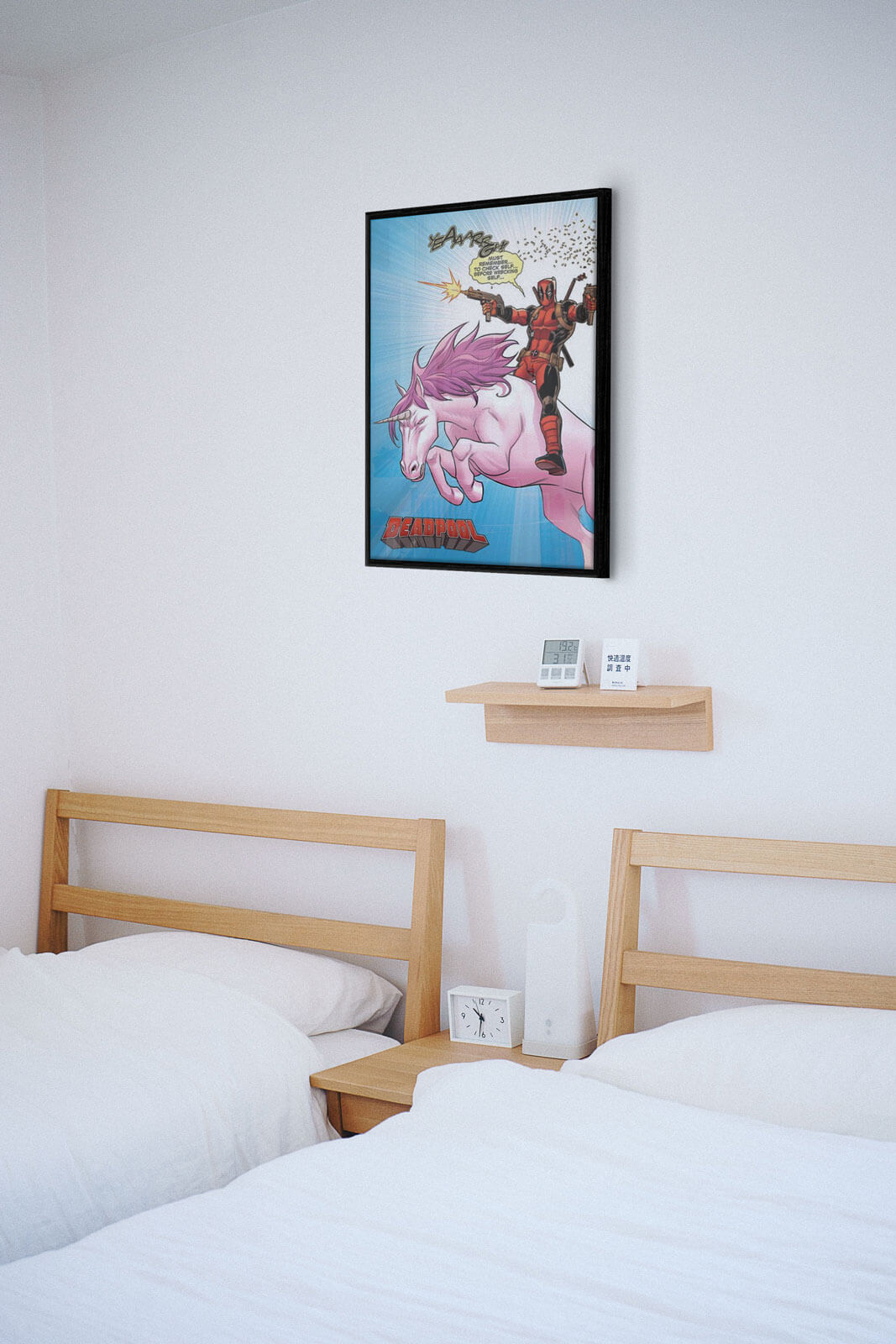Poster Deadpool na różowym jednorożcu powieszony w sypialni