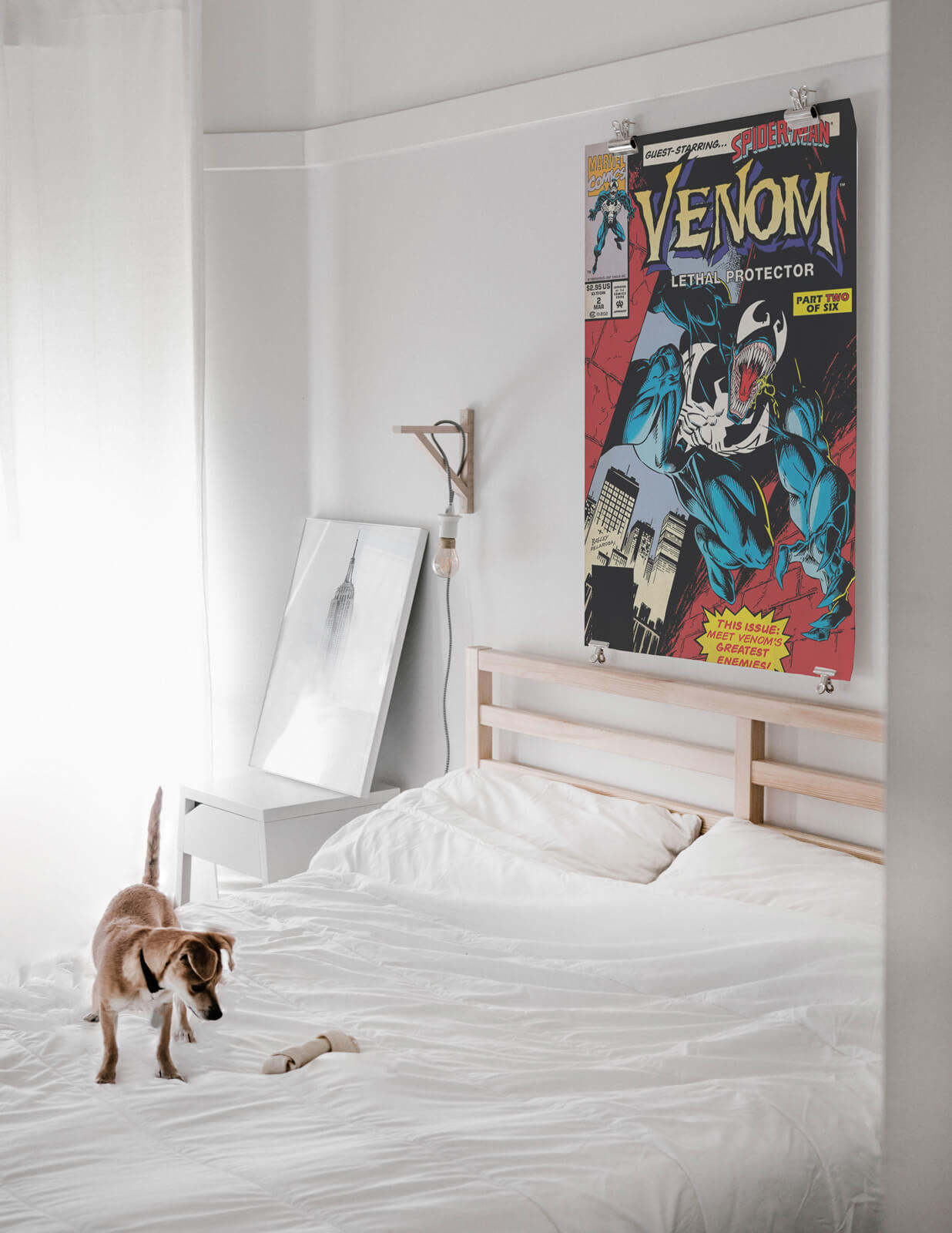 Komiksowy poster Venoma powieszony w sypialni nad łóżkiem