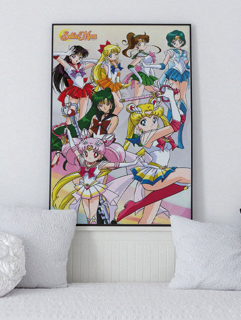 Plakat anime w czarnej ramie Czarodziejka z księżyca, tytuł zagraniczny to Sailor Moon 