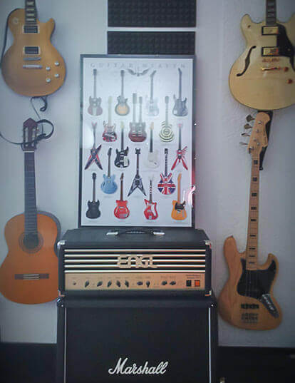 Gitary i plakat z gitarami