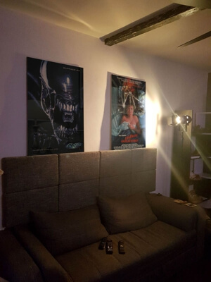 pokój kinomana z plakatami z filmów na ścianie