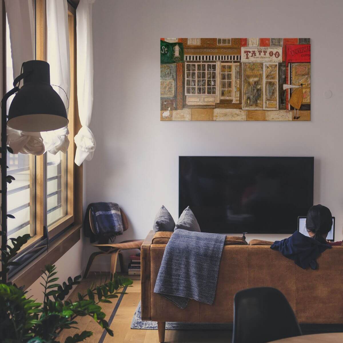 Canvas On A Street Where You Live autorstwa Sam Toft powieszony w salonie nad telewizorem