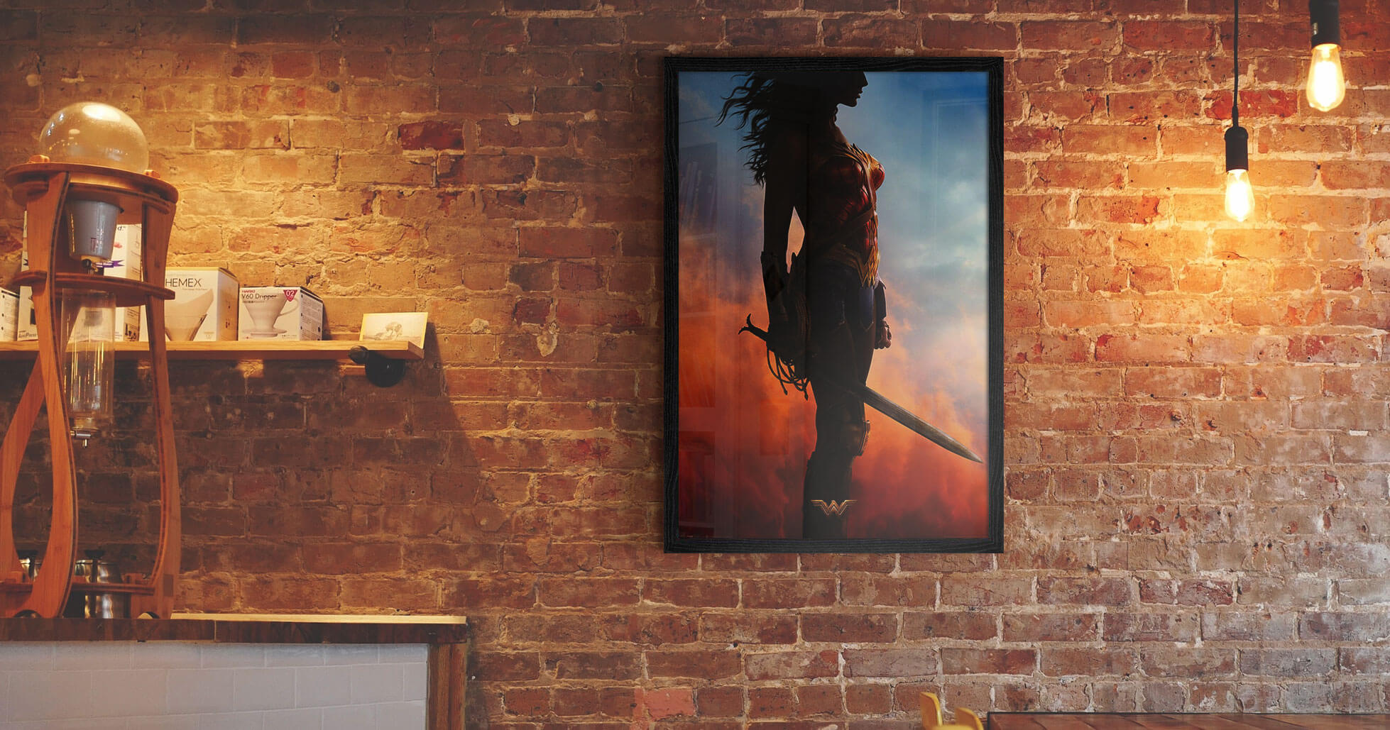 Plakat w ramie z Wonder Woman na ścianie w lofcie